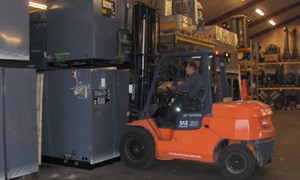 FH Trykluft har på det 400 m3 store lager Truck til at læsse kompressor på 10 ton.
